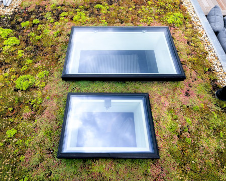 Groene Dakopbouw voorzien van vlakkelichtkoepels