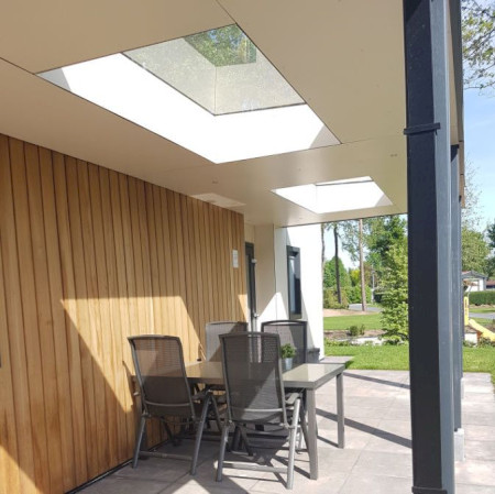 Daklicht voor een overkapping voorzien van aluminium binnenafwerking Vlakkelichtkoepel
