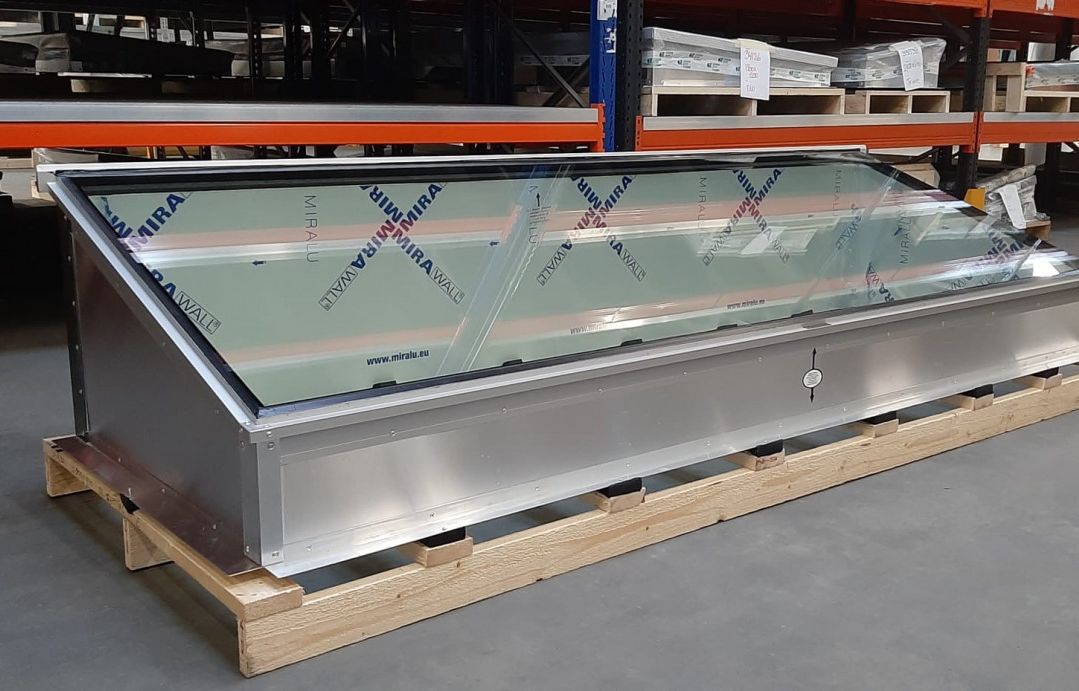 Vlakkelichtkoepel met verhoogde opstand