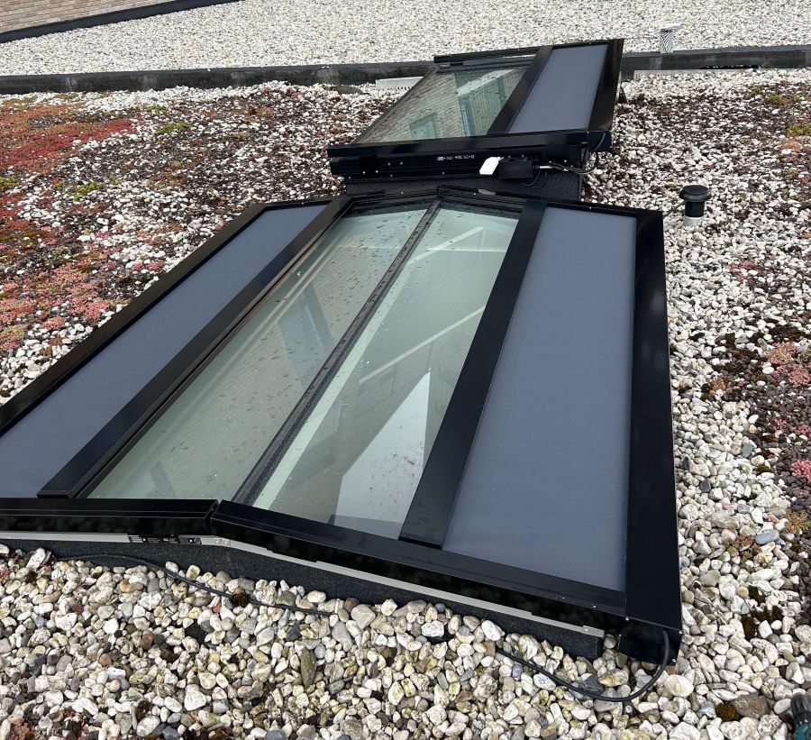 Vlakkelichtkoepel met buitenzonwering